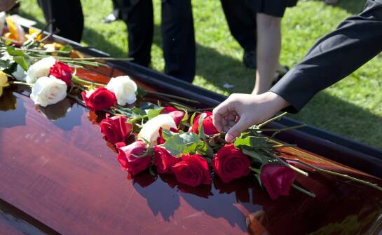 Usługi pogrzebowe — czym kierować się przy wyborze firmy ceremonia usług