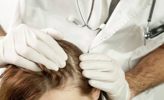 Diagnostyka i leczenie włosów: przyczyny wypadania i metody terapii