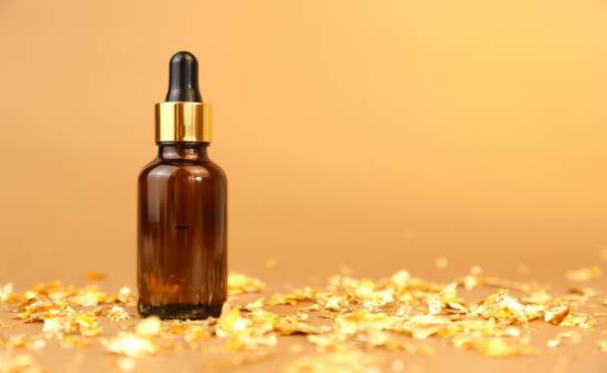 Olejowe serum rozświetlające skóry: zalety i zastosowanie Gold Oil Essence