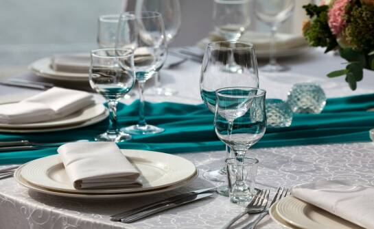 Eleganckie obrusy: jak wybrać styl i tkaninę na każdą okazję