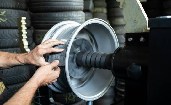 Renowacja felg aluminiowych — jak wybrać skuteczny zestaw naprawczy