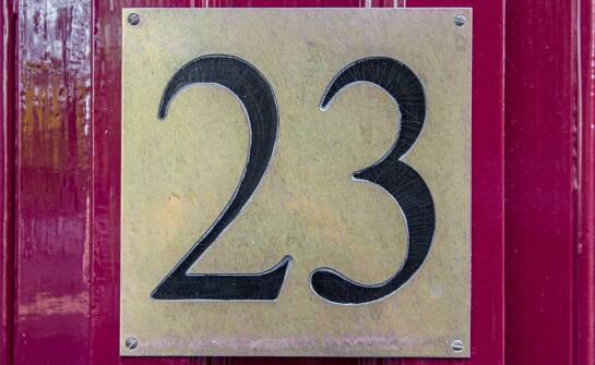 Kolorystyka metalowych numerów na dom: jak dopasować je do elewacji?