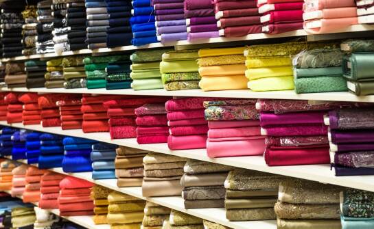 Materiały tekstylne i tkaniny: co warto wiedzieć na etapie poszukiwań zakupowych