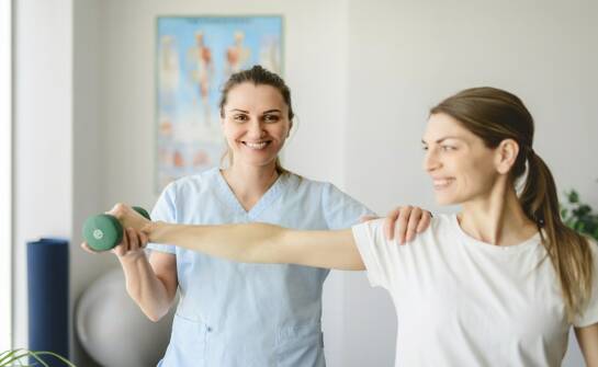 Turnusy rehabilitacyjne — jak wybrać najlepszy pobyt zdrowotny
