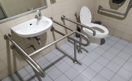 Uchwyty i siedziska łazienkowe poprawiające bezpieczeństwo osób z ograniczoną mobilnością