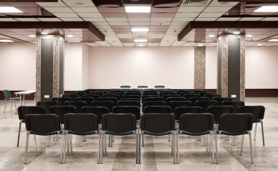Najlepsze obiekty konferencyjne — jak wybierać sale na wydarzenia biznesowe