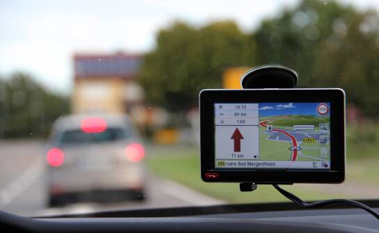 Zastosowanie nawigacji równoległej w nowoczesnych systemach transportu lądowego