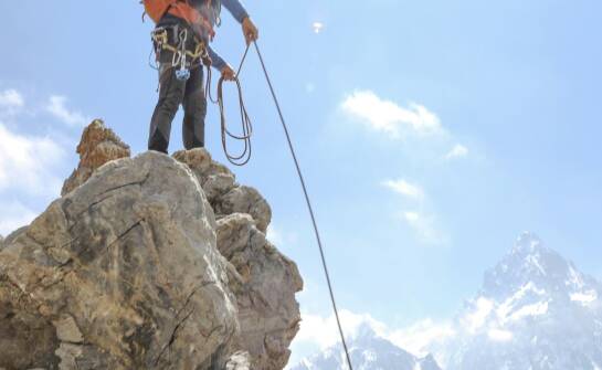 Prace wysokościowe: co warto wiedzieć o usługach alpinistycznych