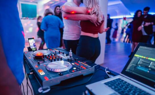 Muzyka na wesele: jak wybrać DJ-a tworzącego niezapomnianą zabawę