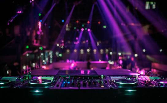 DJ na wesele — jak wybrać oprawę muzyczną, która porwie gości