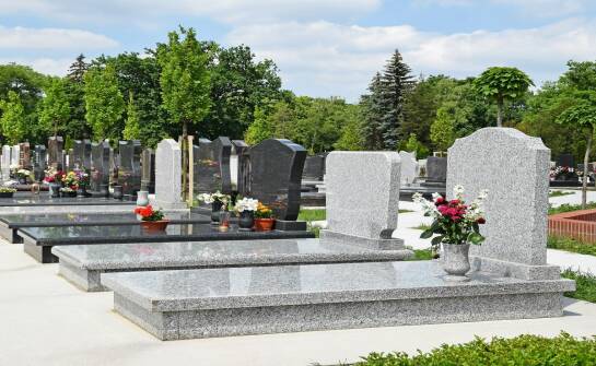 Gotowe pomniki: wybór, rodzaje i koszty przy planowaniu nagrobka