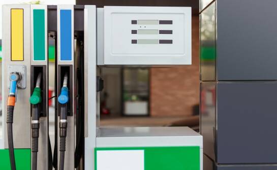 Dystrybutory paliwa na karty — jak działają i jakie korzyści oferują