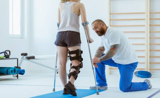Rehabilitacja po operacji i urazie — jak przywrócić sprawność krok po kroku