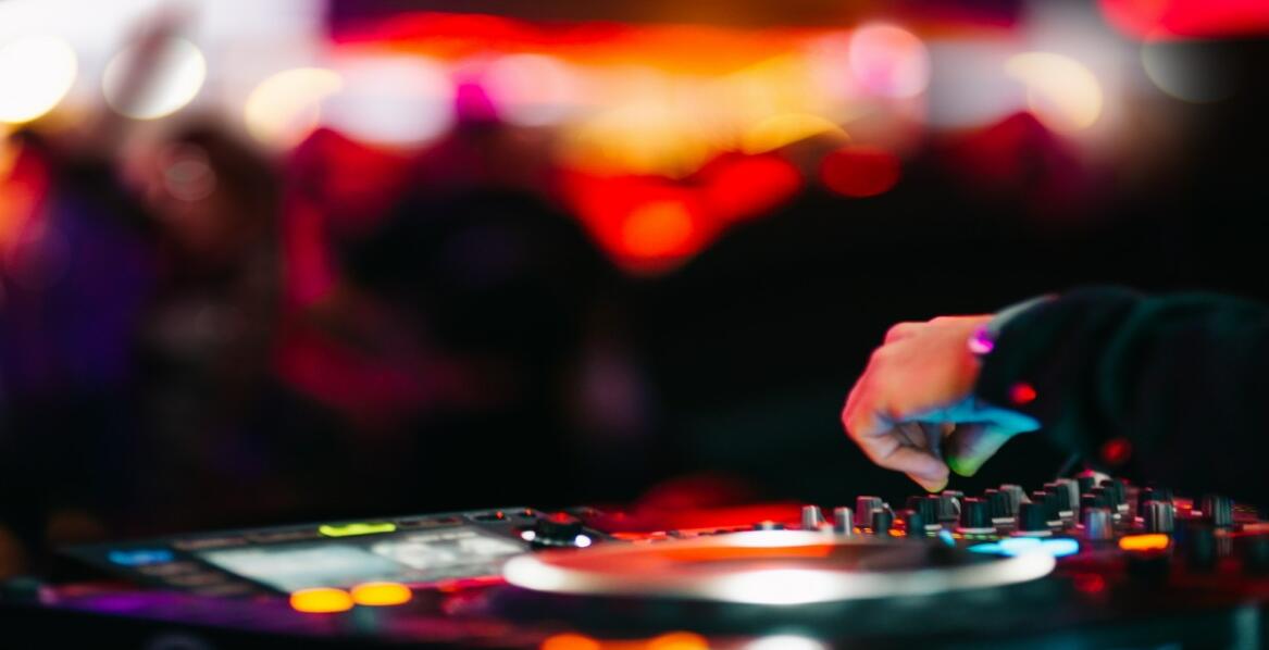 DJ na wesele: jak wybrać oprawę muzyczną gwarantującą zabawę