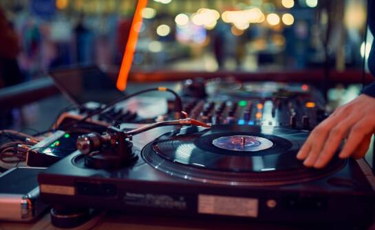 Dj na wesele — jak wybrać oprawę muzyczną gwarantującą zabawę