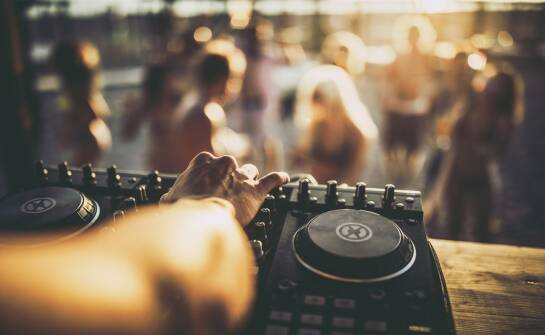 Dj na wesele: jak wybrać idealne muzyczne prowadzenie ceremonii