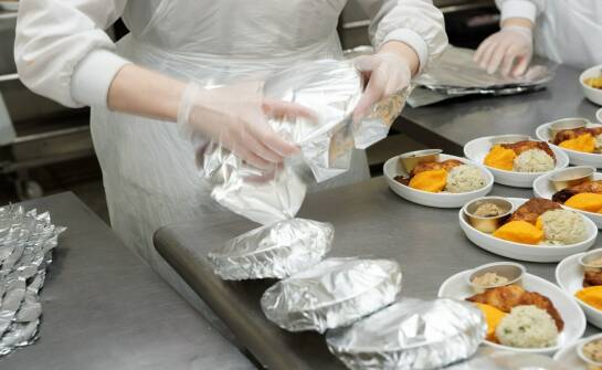 Folie do pakowania w gastronomii: rodzaje, zalety i praktyczne zastosowania