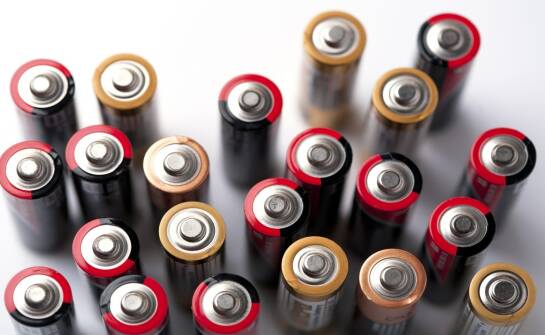 Prostowniki do ładowania baterii trakcyjnych — co warto wiedzieć przed wyborem