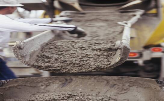 Produkcja i dostawa betonu: co warto wiedzieć przed wyborem materiału