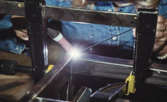 Odkuwki swobodne: co warto wiedzieć o procesie i zastosowaniach