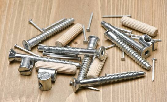 Nakrętki do śrub: jak wybrać, rodzaje i praktyczne zastosowania