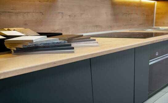 Blaty kuchenne — wybór materiałów, stylów i praktycznych rozwiązań