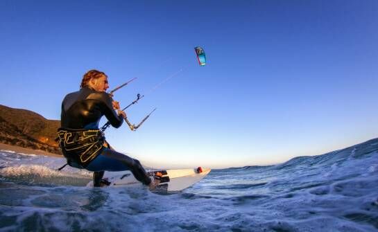 Nauka kitesurfingu od podstaw: co warto wiedzieć przed pierwszym kursem