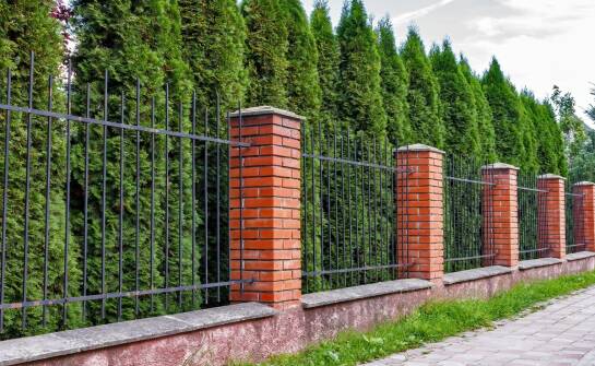 Ogrodzenia palisadowe z blachy profilowej: zalety, rodzaje i zastosowania