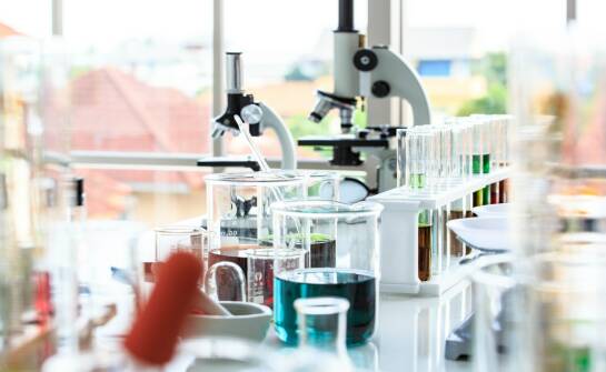 Wyposażenie laboratorium mikrobiologicznego — kluczowe urządzenia i akcesoria