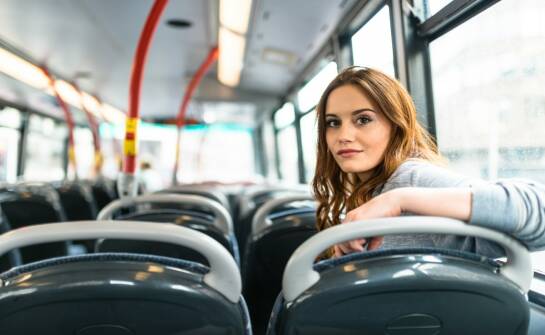 Koszty wynajmu busa dla 20 osób — ile trzeba zaplanować na podróż?