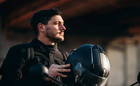 Kaski szczękowe motocyklowe – porównanie modeli i najważniejsze cechy