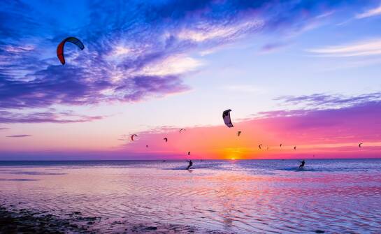 Kitesurfingowa przygoda na pustynnym wybrzeżu: co warto wiedzieć przed podróżą