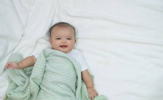 Kocyk dla niemowlaka — jak wybrać bezpieczny i wygodny model