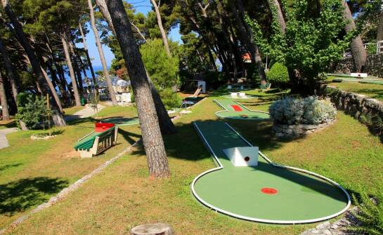 Mini golf: zasady, rodzaje torów i pomysły na rozrywkę