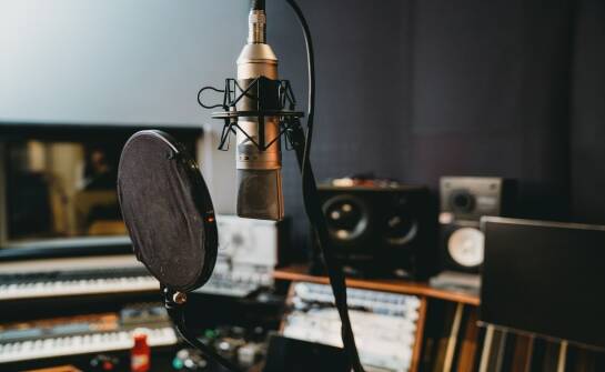 Studio nagraniowe — jak działa i co warto wiedzieć przed nagraniem