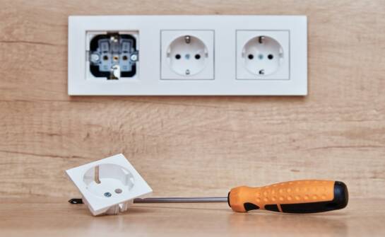 Gniazda i włączniki elektryczne: wybór, montaż i najczęstsze błędy