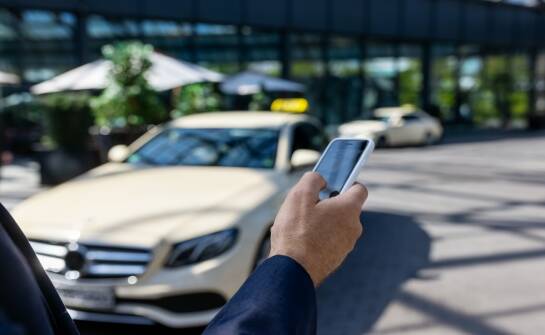 Wynajem Mercedes krótkoterminowy — co warto wiedzieć przed wyborem auta