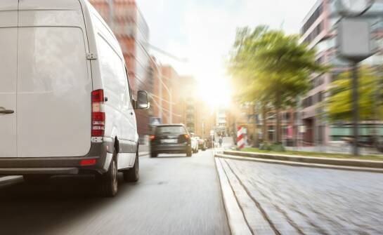 Przeprowadzki i transport — jak zaplanować bezstresową zmianę miejsca zamieszkania