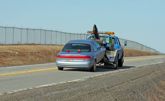 Pomoc drogowa na autostradzie — co robić przy awarii i holowaniu samochodu