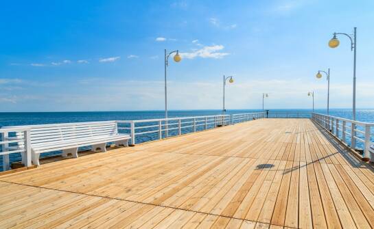 Hotele przy molo: jak wybrać komfortowy nocleg nad morzem