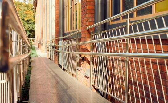 Parapety zewnętrzne stalowe – trwałe rozwiązania i porównanie materiałów