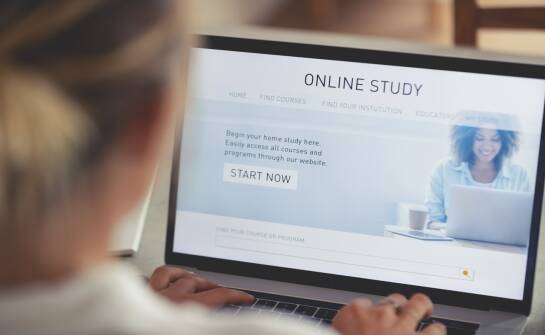 E-studia: jak wybrać kierunek i zacząć naukę online krok po kroku