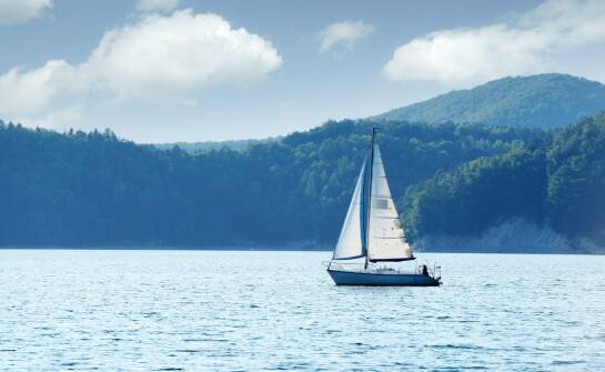 Czarter jachtów żaglowych: pomysły i porady na udany rejs po jeziorach