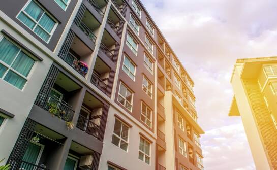 Apartamenty blisko głównego deptaku: co warto wiedzieć przed rezerwacją
