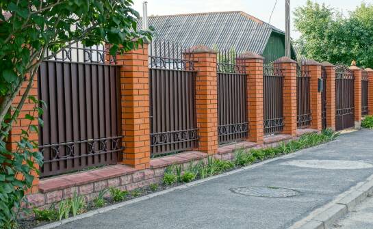 Rodzaje ogrodzeń: jak wybrać trwałe i estetyczne rozwiązanie