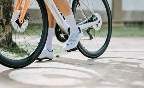 Buty rowerowe damskie: jak wybrać wygodne i trwałe modele