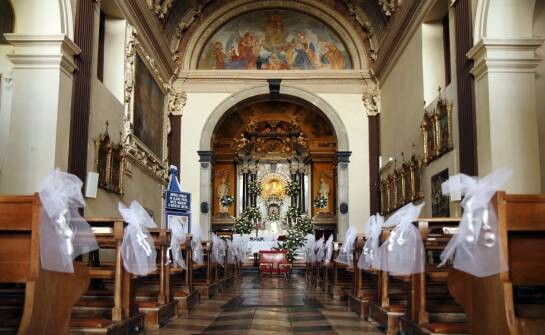 Dekoracja kościołów na uroczystości — pomysły i inspiracje krok po kroku