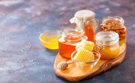 Miody naturalne: rodzaje, właściwości i zastosowania w kuchni