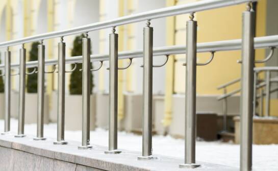 Balustrady samonośne ze stali nierdzewnej — trwałe i estetyczne rozwiązania