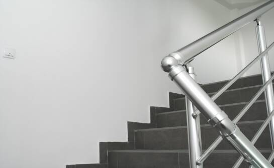 Balustrady nierdzewne — co warto wiedzieć przed wyborem materiału i montażem